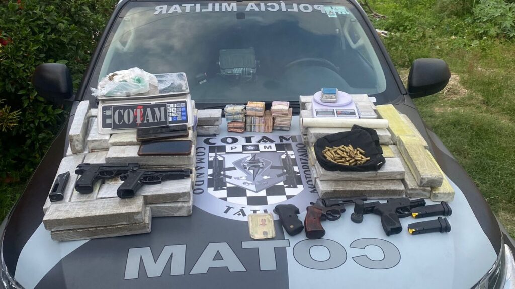 Cotam apreende 36 kg de drogas e armas em Itaitinga