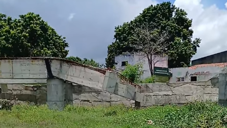 Parte de ponte desaba em Nova Russas; ninguém fica ferido.