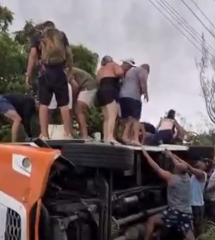 Ônibus que seguia para Canoa Quebrada tomba na CE-040 com feridos