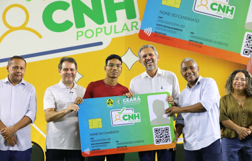 Governador Elmano entrega 5 mil cartões da CNH Popular em Fortaleza