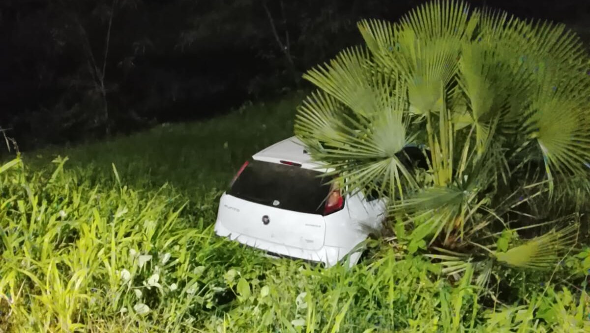 Carro descontrolado cai de ponte e fere duas pessoas em Sobral