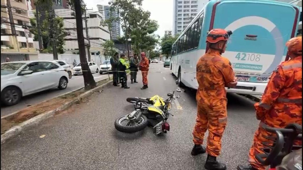 Colisão entre moto e ônibus mata condutor e fere passageira gravemente