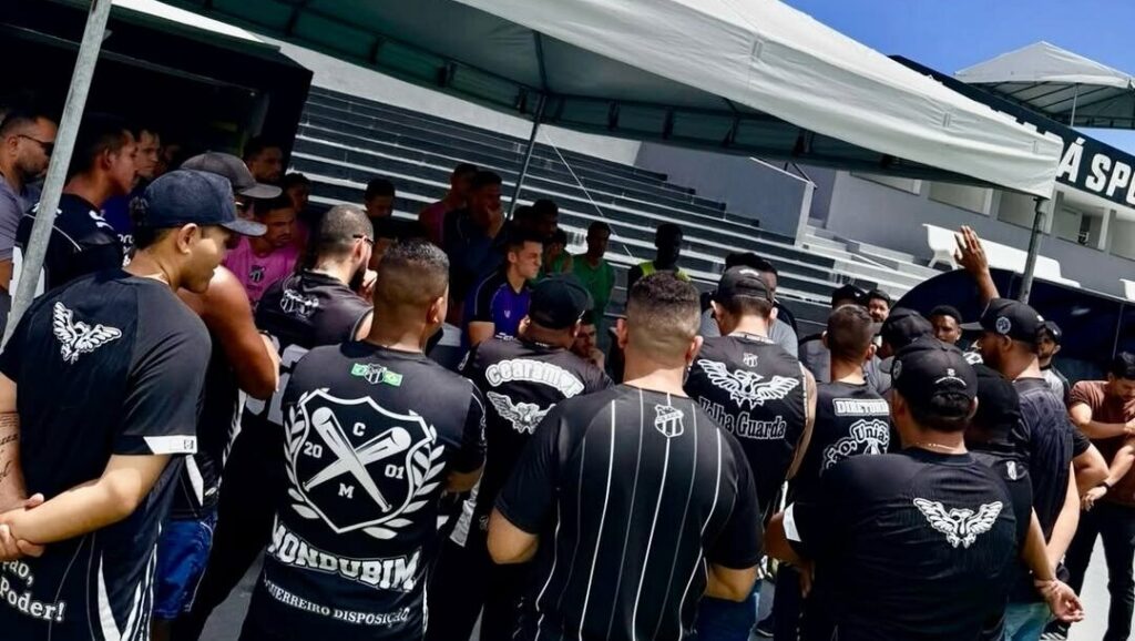 Torcida organizada do Ceará cobra empenho do elenco e diretoria