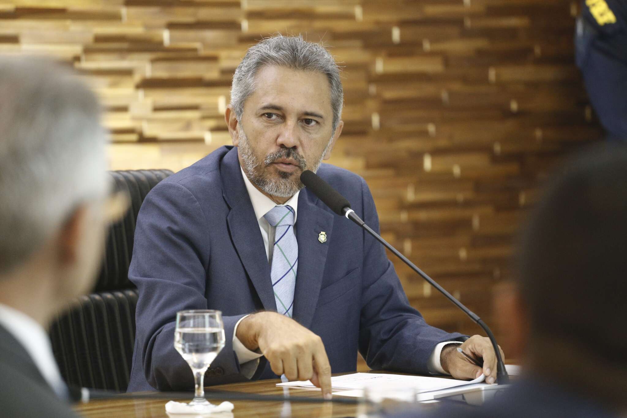 Governador Elmano defende diálogo para escolha de senadores