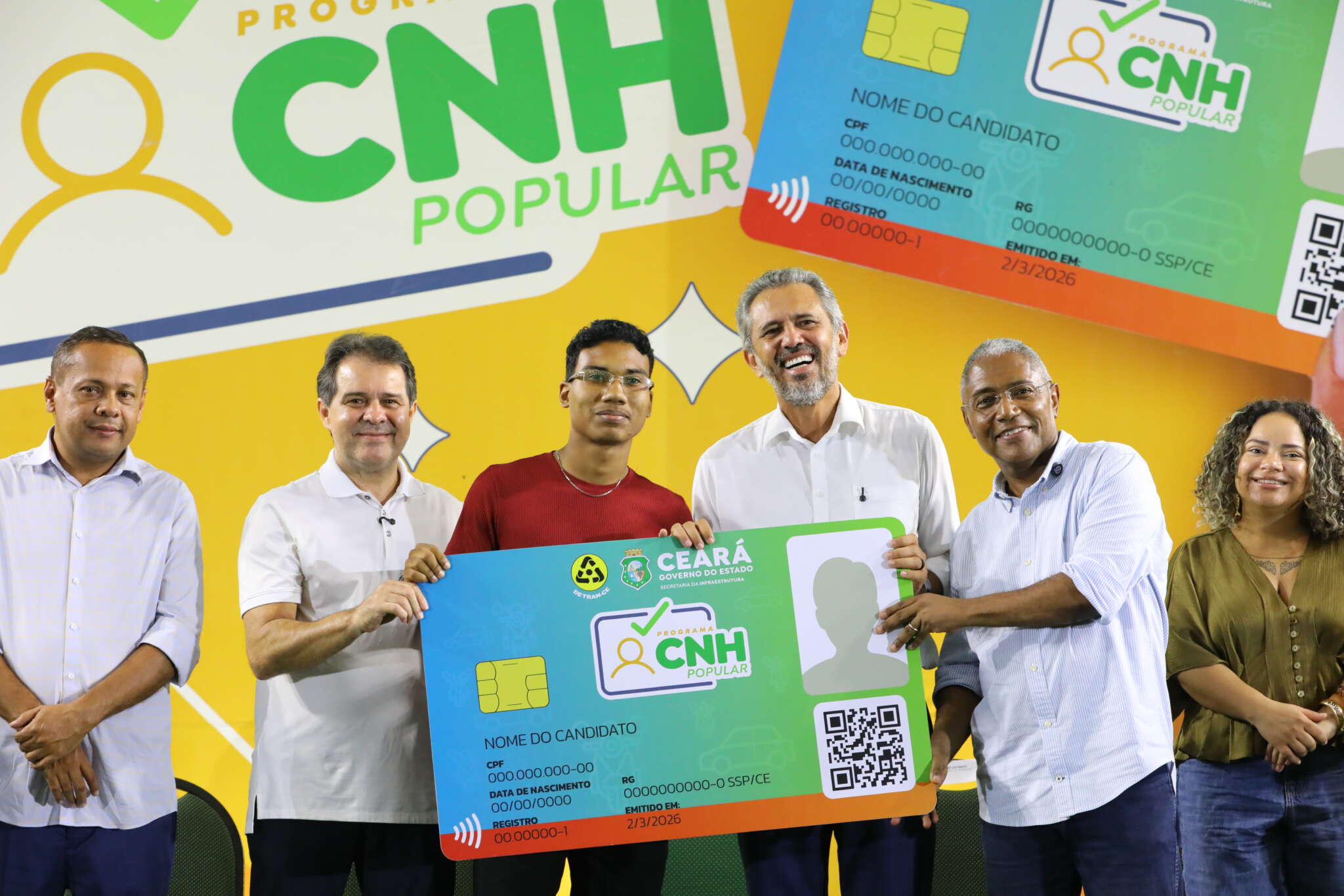 Governo do Ceará entrega cinco mil cartões da CNH Popular para motoristas