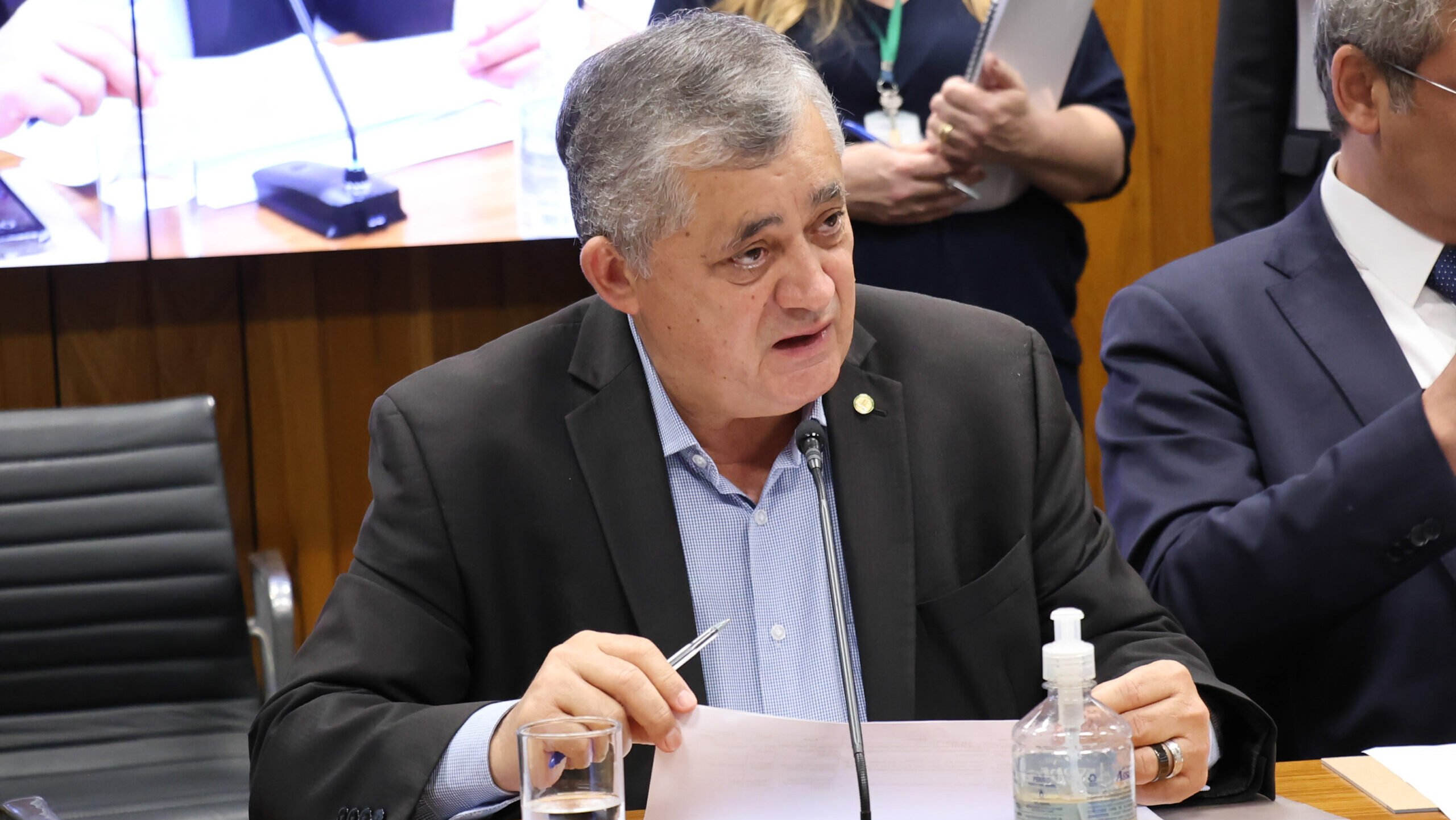 Guimarães reage a Cid e afirma que PT não aceitará imposições