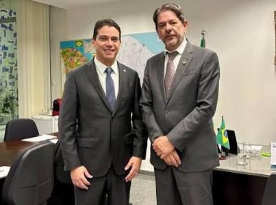 Cid recebe título de cidadão de Nova Russas em evento especial