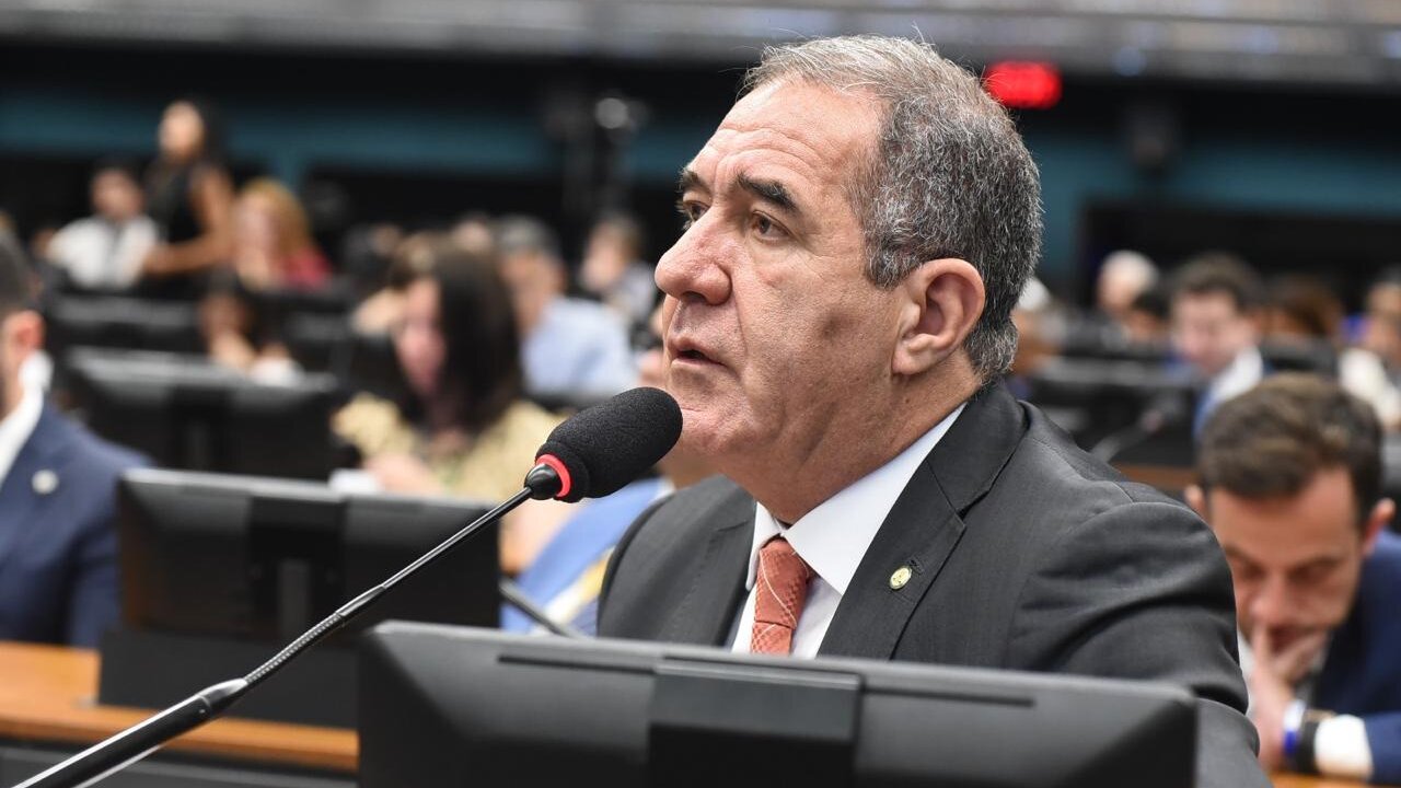 Gastão defende redução equilibrada da jornada de trabalho para todos.