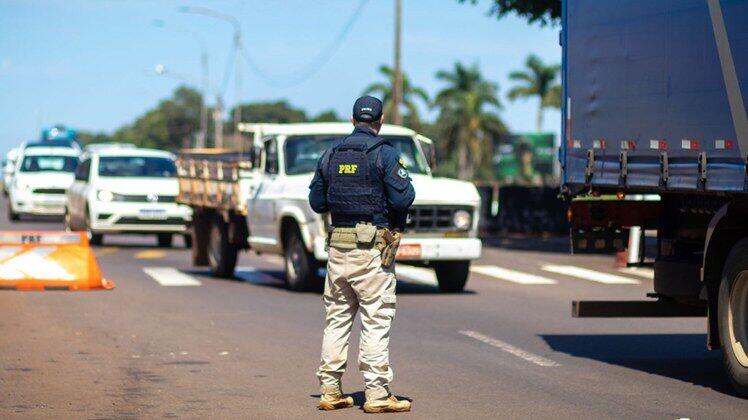 Carreta perde controle após pneu estourar e causa acidente grave