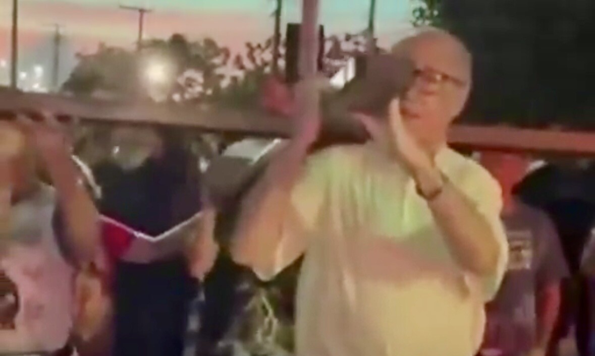 Ex-governador Lúcio Alcântara une fiéis em caminhada penitencial