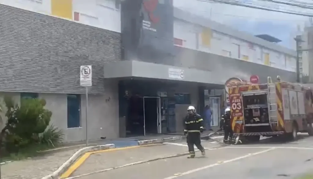 Incêndio atinge hospital em Fortaleza e afeta estado de paciente