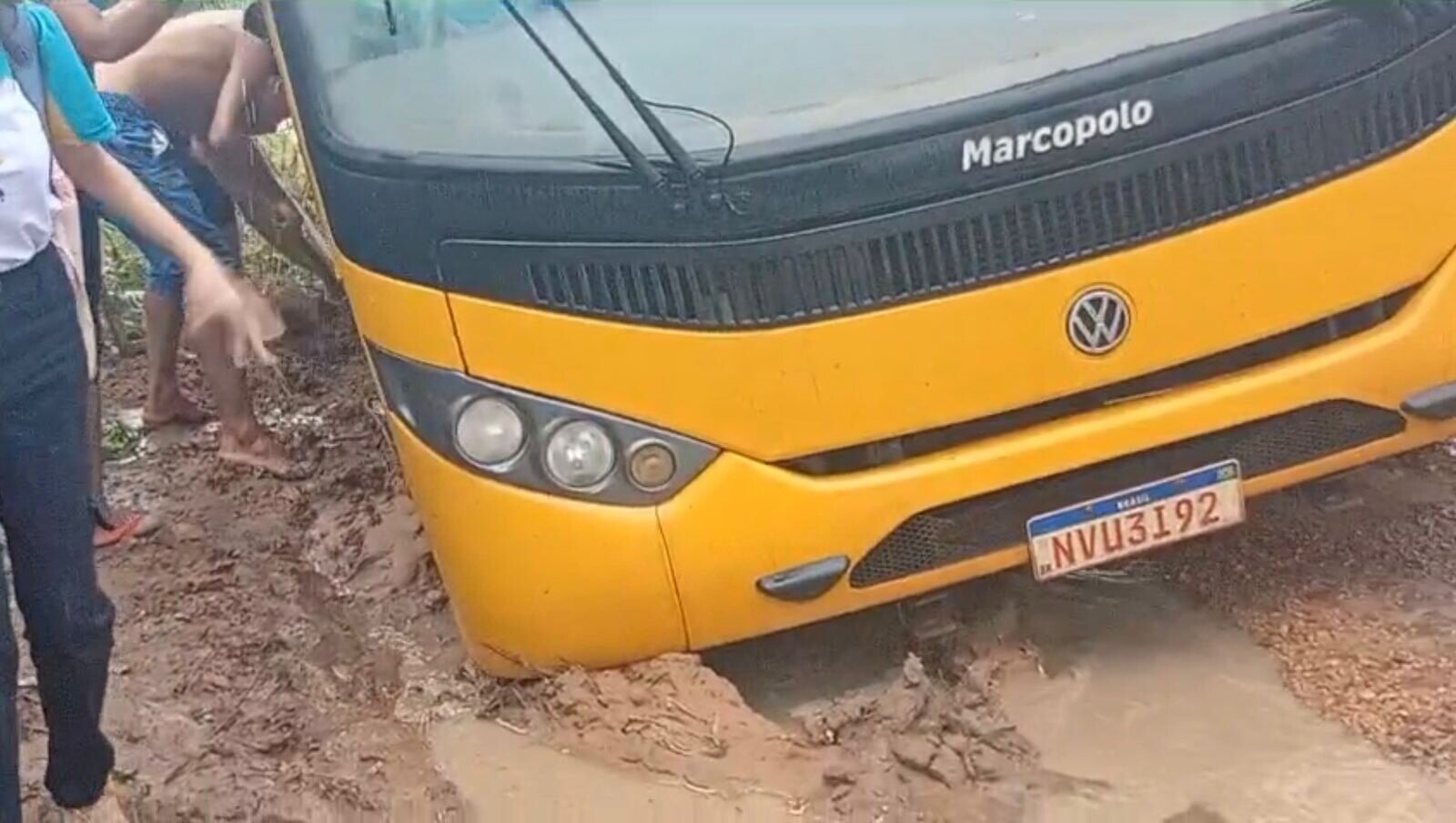 Ônibus com estudantes atola em estrada de Viçosa do Ceará