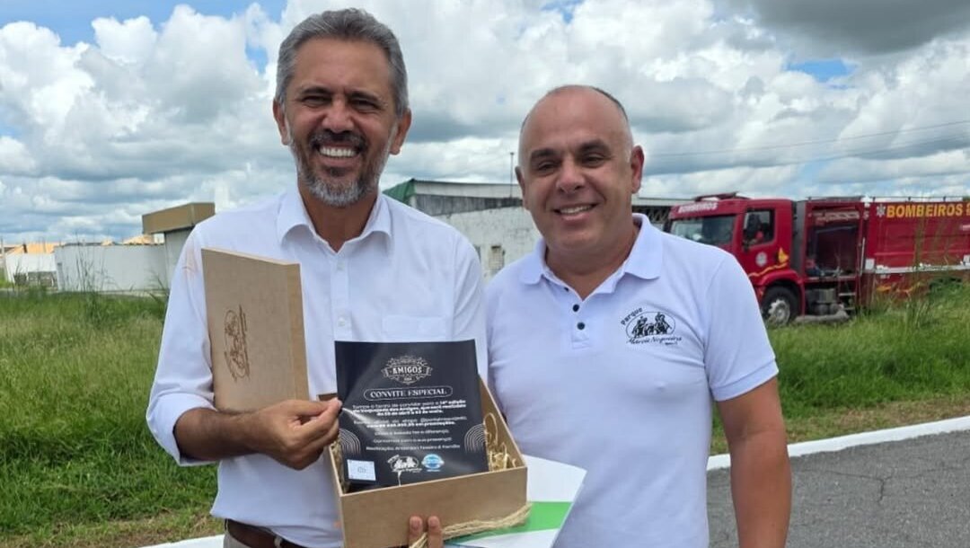 Anderson Teixeira entrega convite a Elmano para vaquejada reconhecida