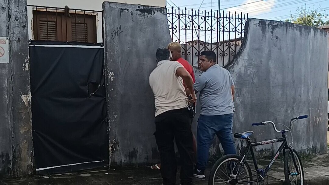 PCCE prende dupla suspeita de torturar técnica de enfermagem.