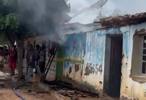 Homem é preso por incendiar a própria casa e agredir a companheira