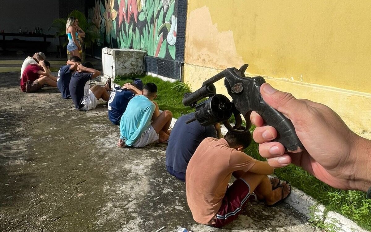 Festa com “paredão” em motel resulta em apreensão de armas e drogas