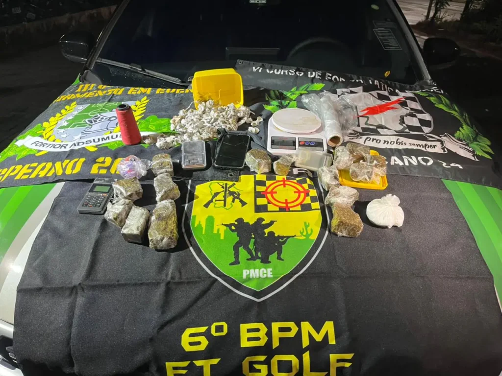 Drogas e material do tráfico encontrados em terreno baldio em Fortaleza