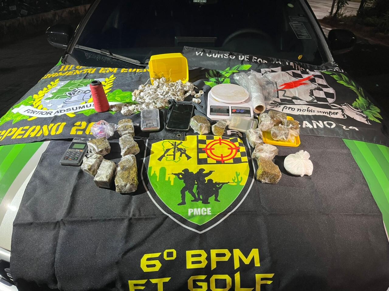 Drogas e material do tráfico encontrados em terreno baldio em Fortaleza