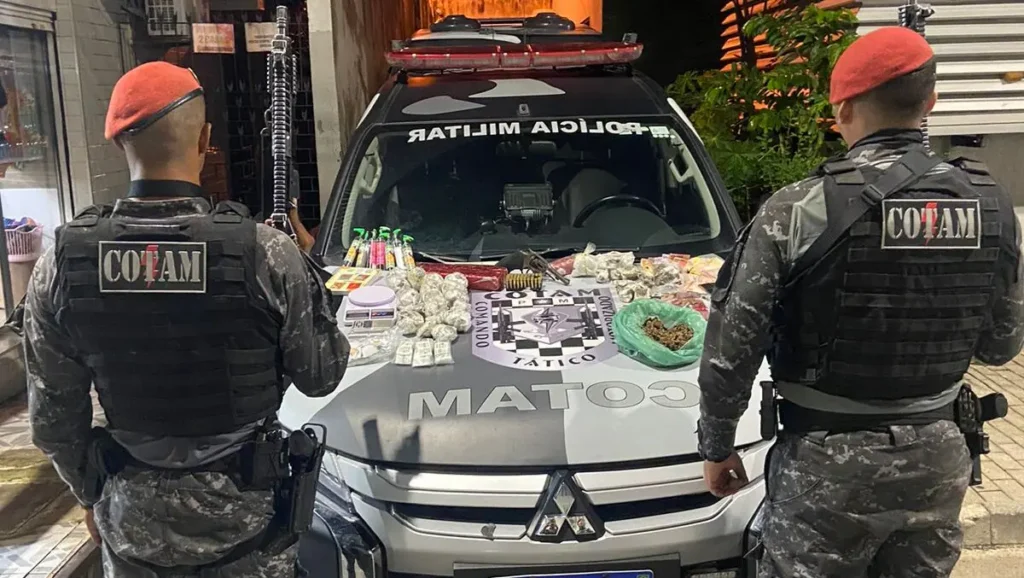 PM apreende arma, dinheiro e drogas no bairro Floresta
