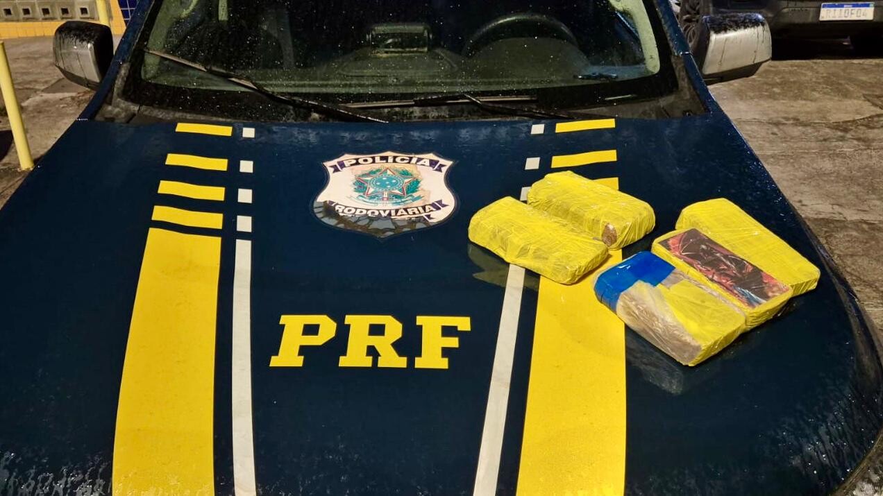 PRF intercepta ônibus e prende mulher com 5 kg de cocaína na CE