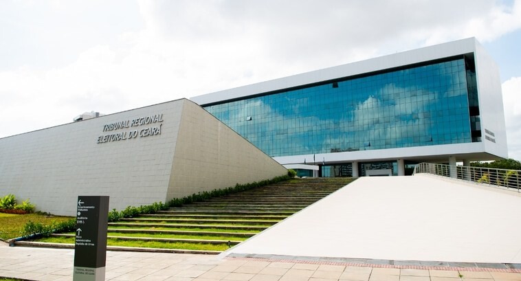 TRE-CE suspende propaganda eleitoral de Girão associada a Bolsonaro