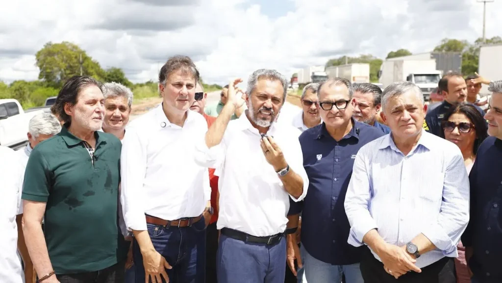 Elmano, Camilo e Guimarães vistoriam obra na BR-116 com sucesso