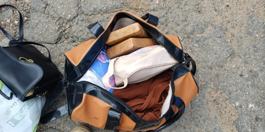 PRF apreende cerca de 2 kg de cocaína com passageira gestante