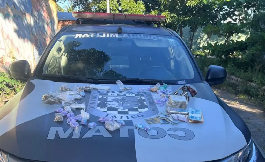 Polícia apreende drogas, arma e dinheiro em ação em Fortaleza