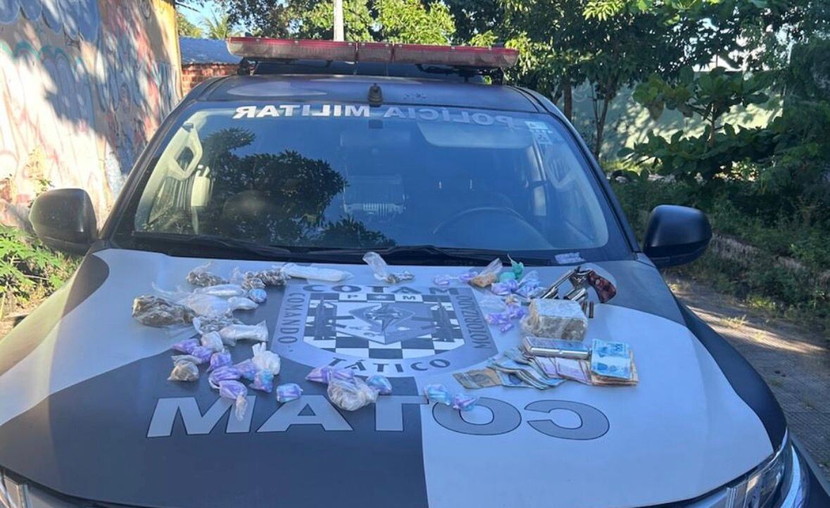 Polícia apreende drogas, arma e dinheiro em ação em Fortaleza