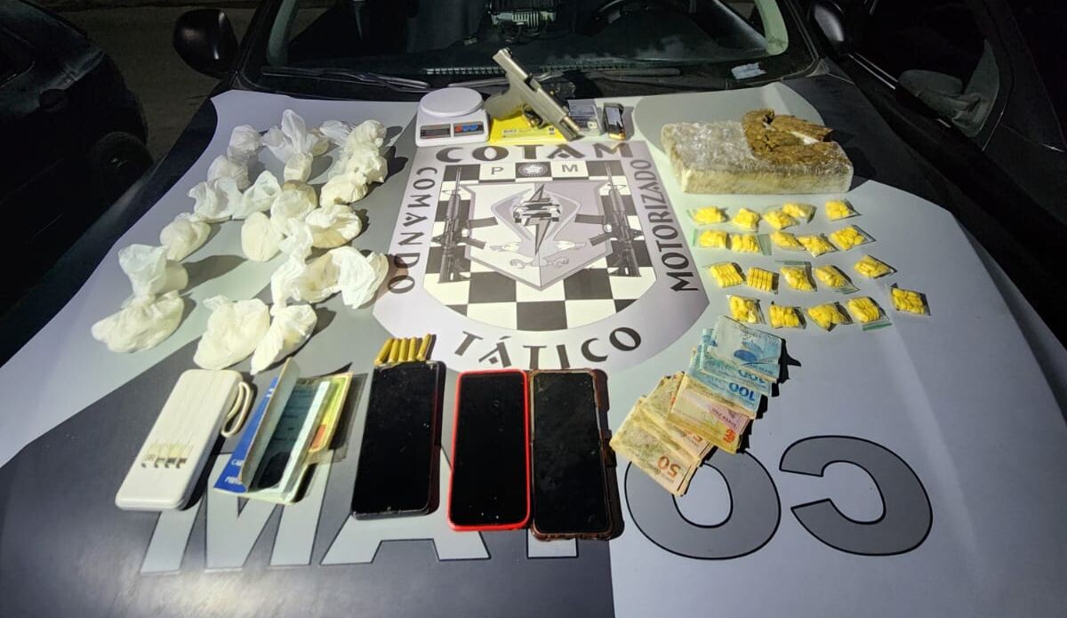 Arma, drogas e dinheiro apreendidos em imóvel de criminosos em Fortaleza