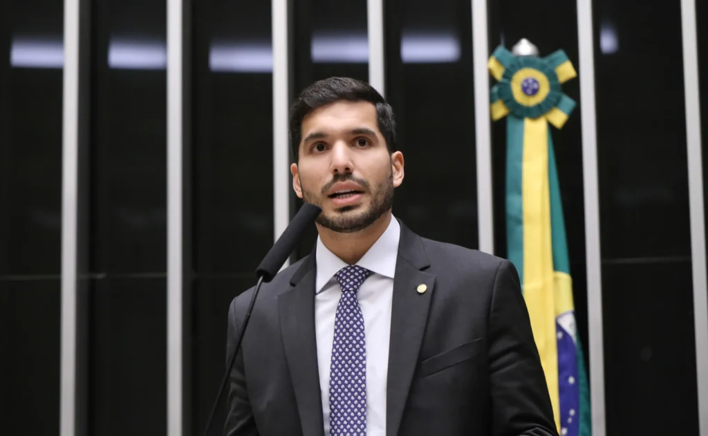 André Fernandes declara apoio à candidatura de Ciro Gomes ao Abolição e suas promessas