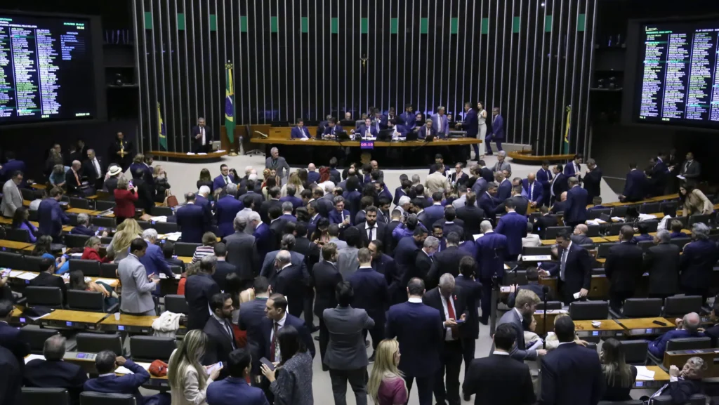 Confira como votaram os deputados cearenses pelo fim da escala 6×1