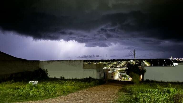 Fortaleza registra 120 mm de chuva e afeta o trânsito local