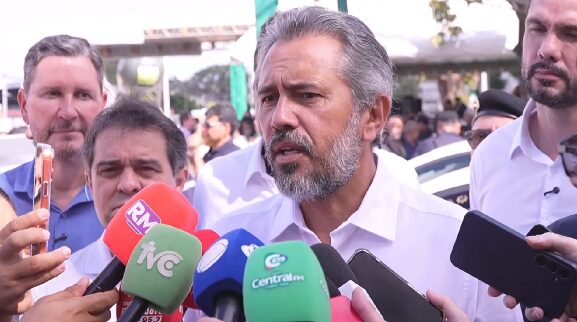Governador Elmano confronta Ciro Gomes e destaca dados corretos