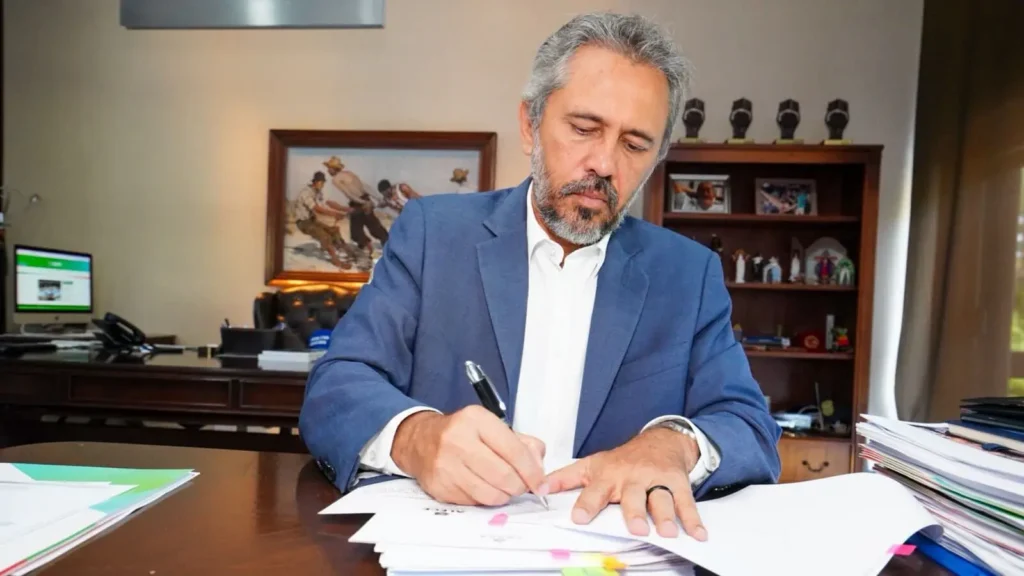 Elmano anuncia pagamento da 5ª parcela dos precatórios Fundef para professores