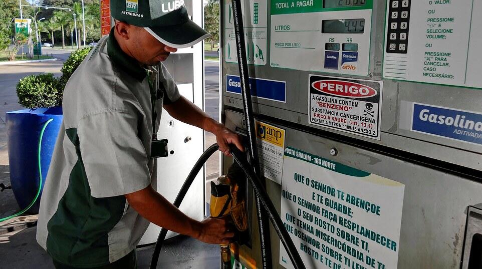 Petrobras anuncia aumento de R$ 0,04 na gasolina para consumidores