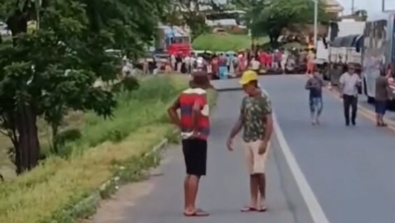 Moradores de Campos Belos interditam BR-020 por segurança urgente