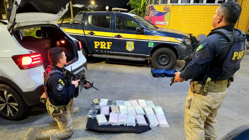 PRF encontra 25 kg de cocaína em carro na BR-116, Itaitinga