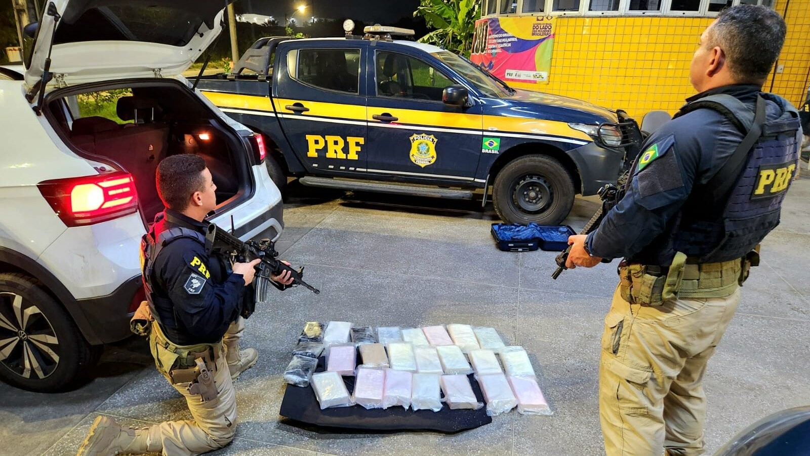 PRF encontra 25 kg de cocaína em carro na BR-116, Itaitinga