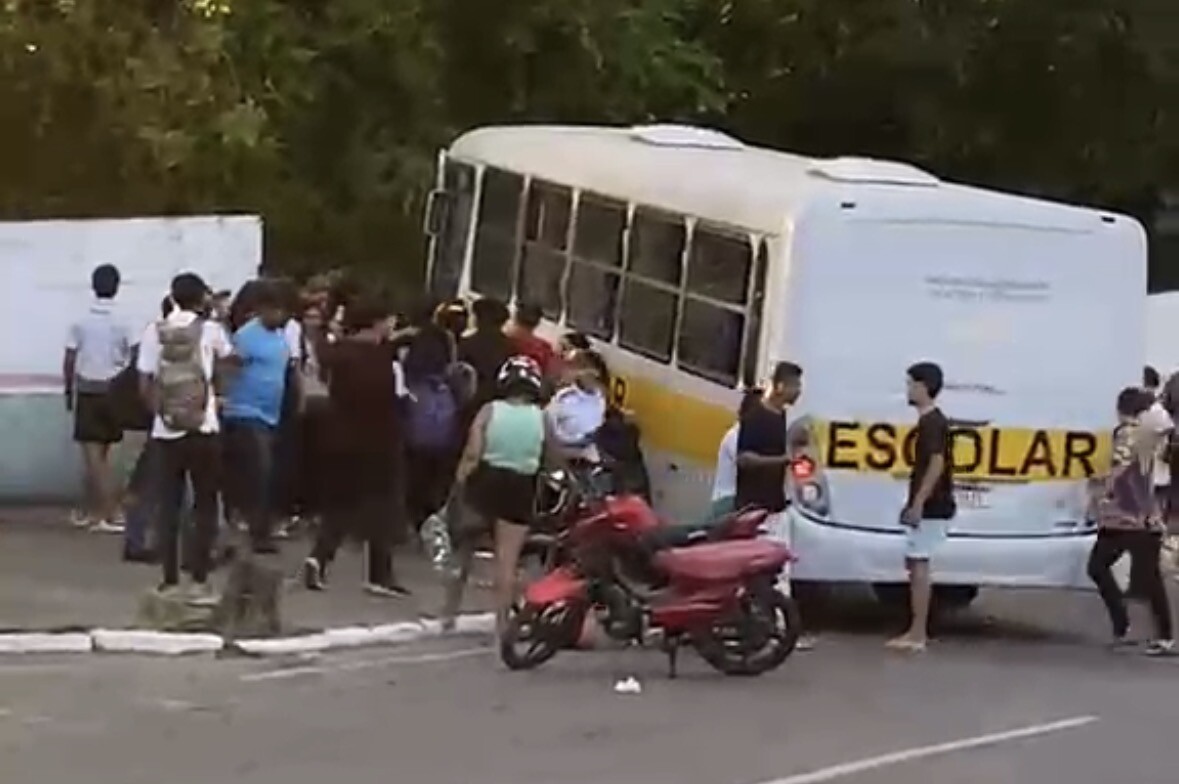 Ônibus escolar perde controle e fere dois na escola local