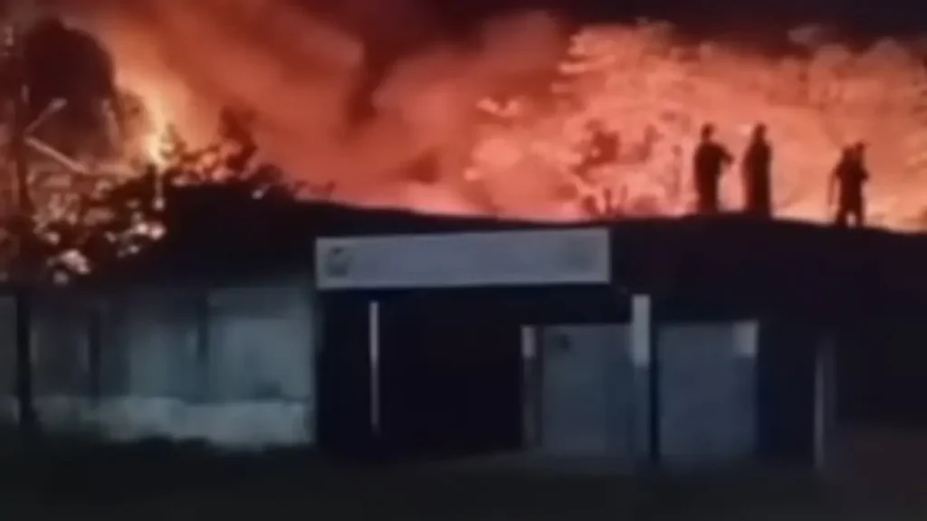 Incêndio de grandes proporções atinge Detran-CE em Maranguape