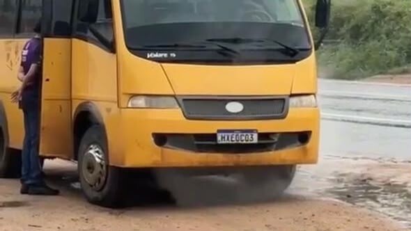 Ônibus apresenta falha durante viagem e atletas pedem soluções