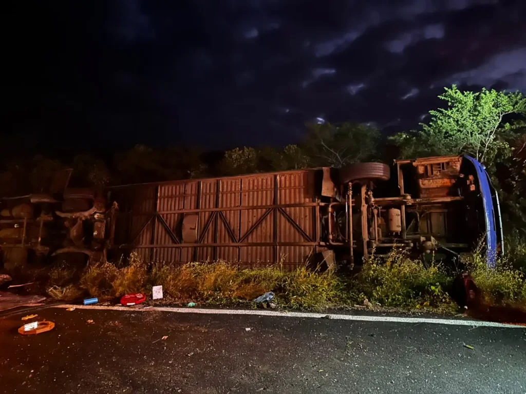 Ônibus com atletas de basquete tomba em Tauá e causa tragédia