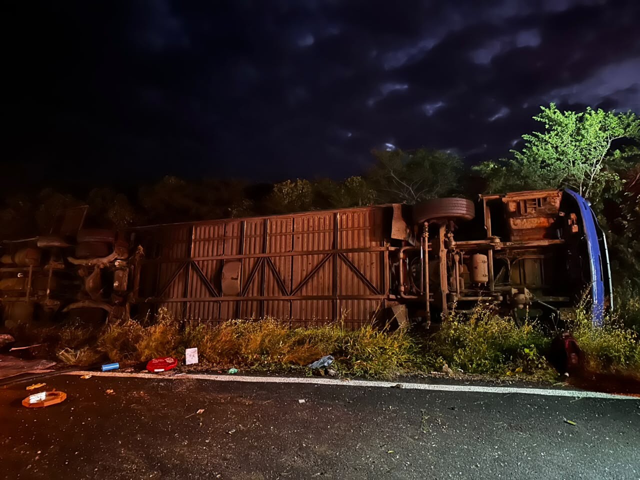 Ônibus com atletas de basquete tomba em Tauá e causa tragédia