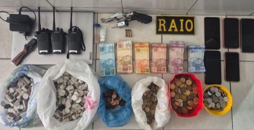 Cerco policial no Canindezinho resulta em prisões e apreensão de R$ 8 mil