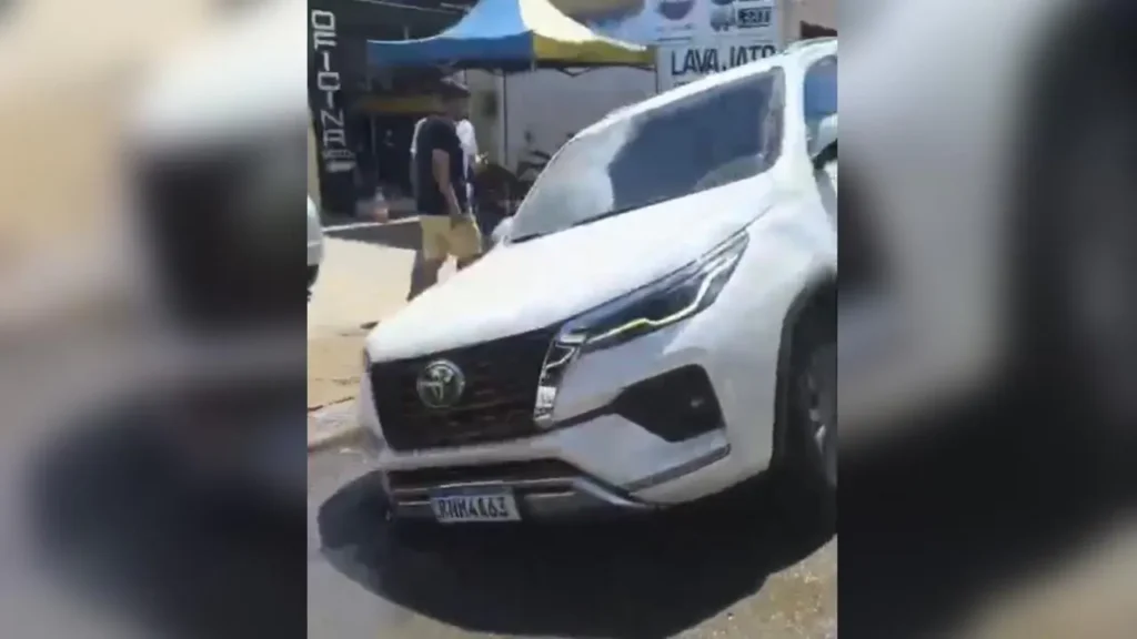 Carro do prefeito de Canindé preso em buraco em rua esburacada