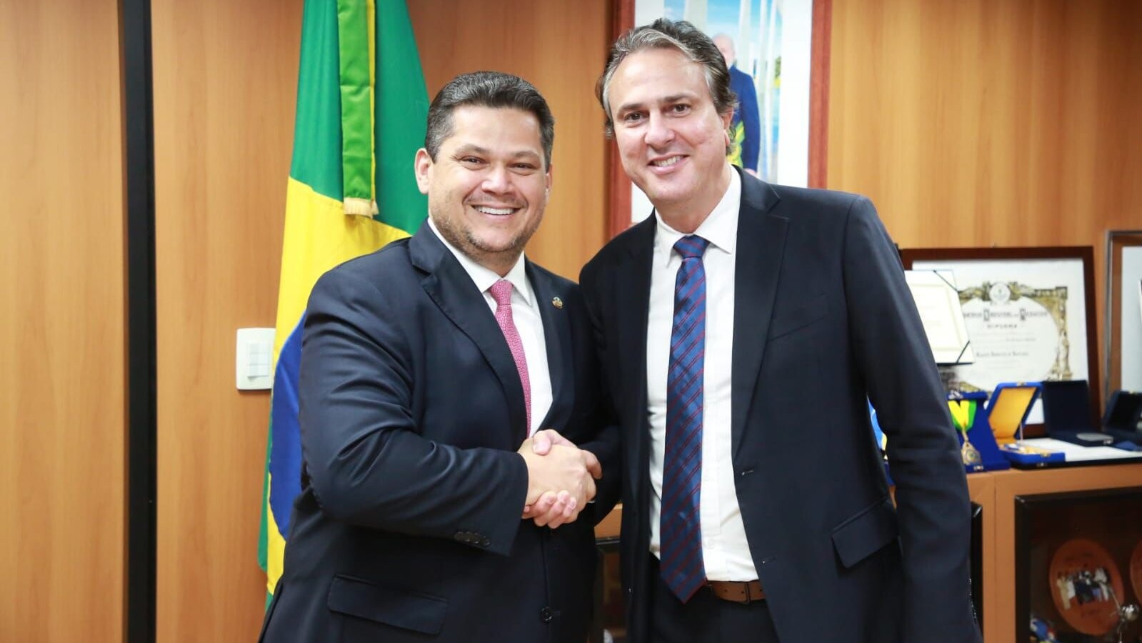 Camilo e Teresa Leitão bem cotados para liderança efetiva