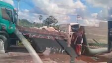 Engavetamento com sete veículos deixa dois feridos na CE-010