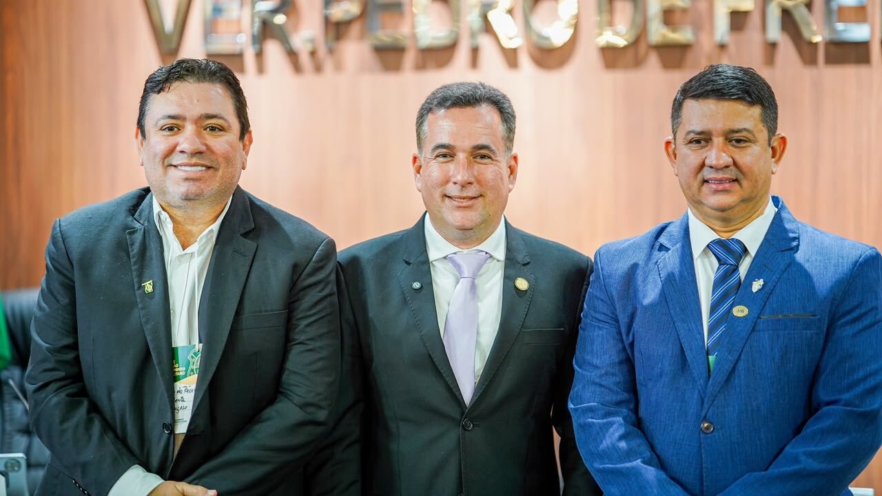 Raphael Pessoa é eleito primeiro presidente do Parlamento Metropolitano e promete inovação.