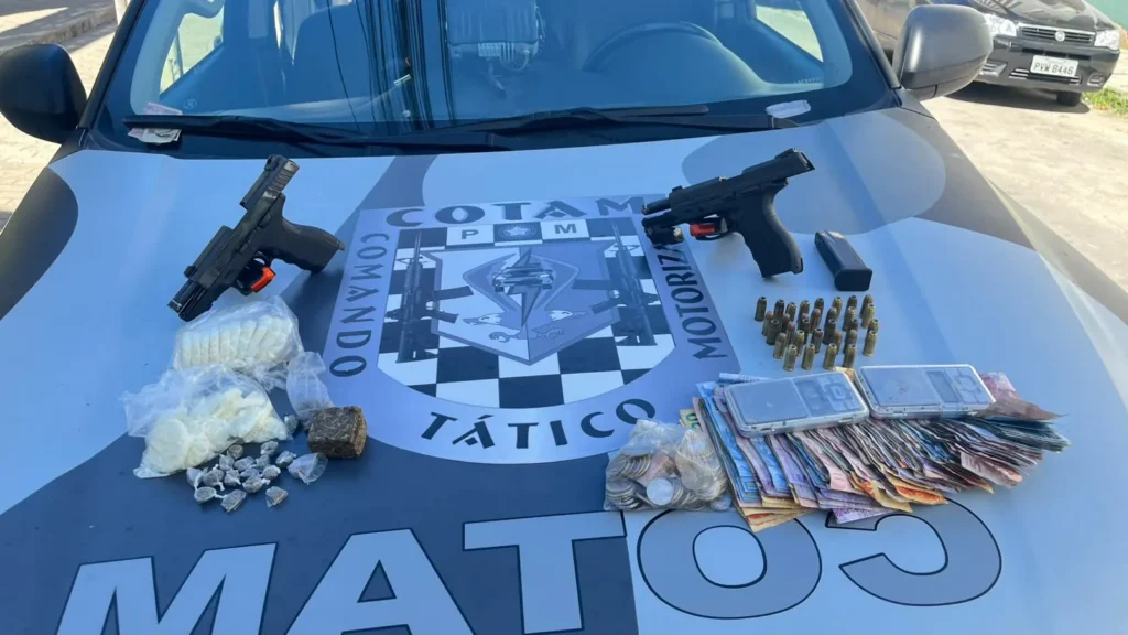 Suspeito é preso com armas e drogas durante operação policial